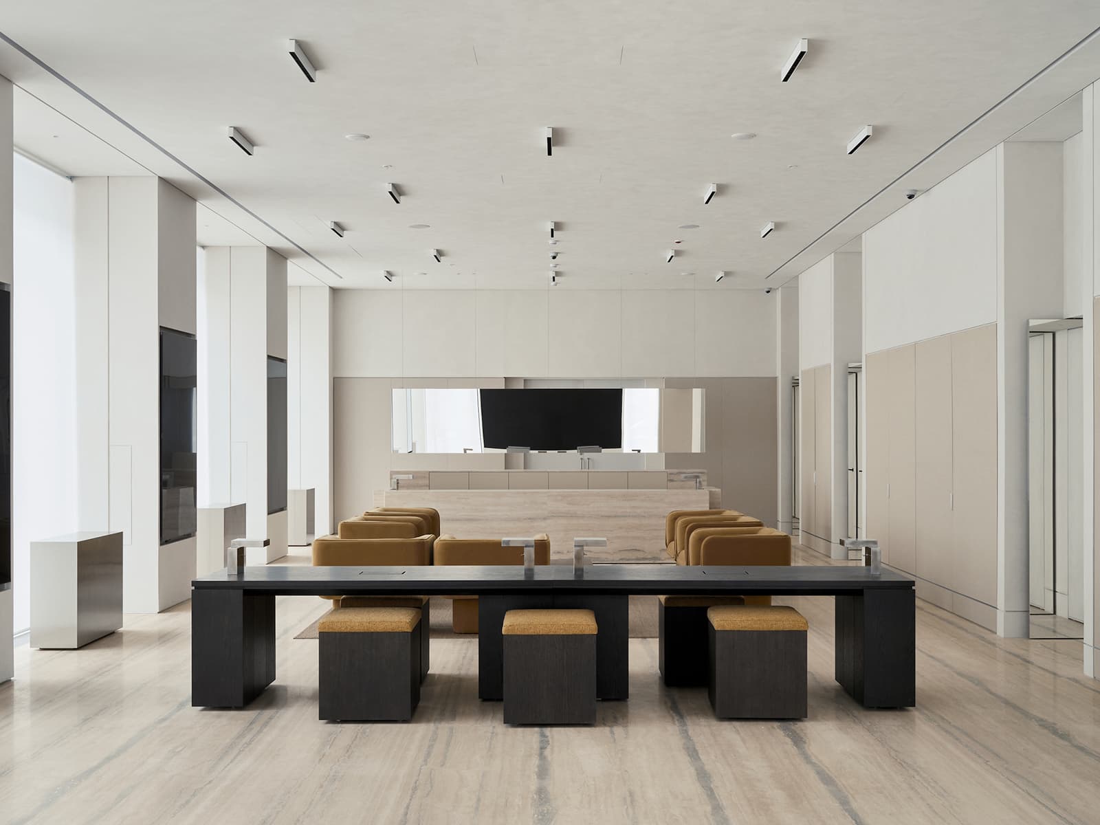 Элегантный интерьер «дома продаж» московского девелопера — проект KEMELIN PARTNERS