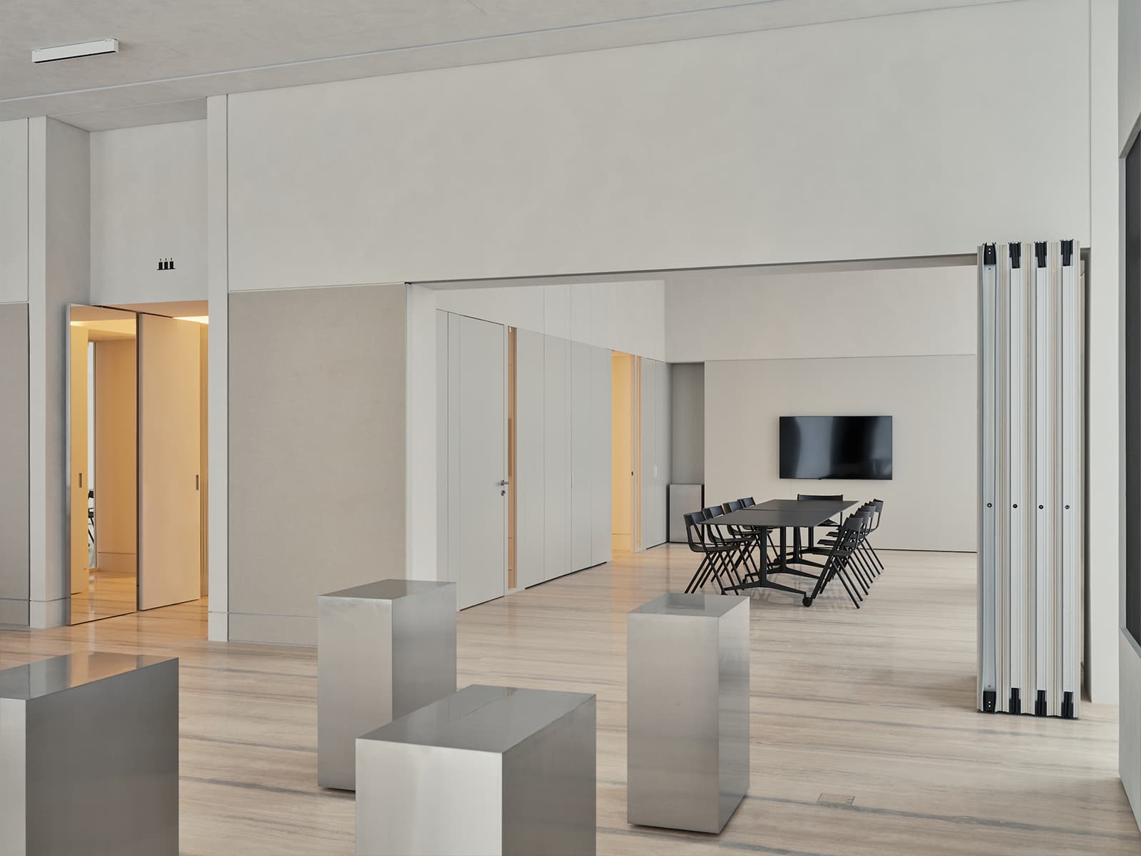 Элегантный интерьер «дома продаж» московского девелопера — проект KEMELIN PARTNERS