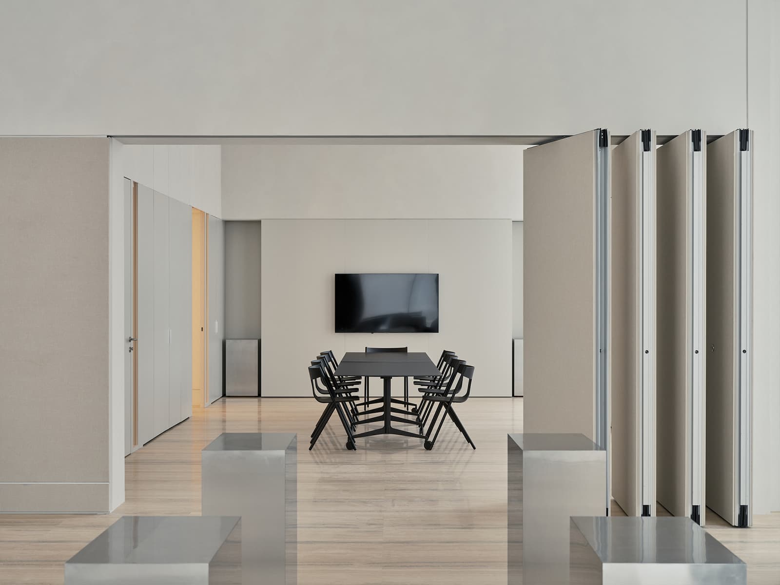 Элегантный интерьер «дома продаж» московского девелопера — проект KEMELIN PARTNERS