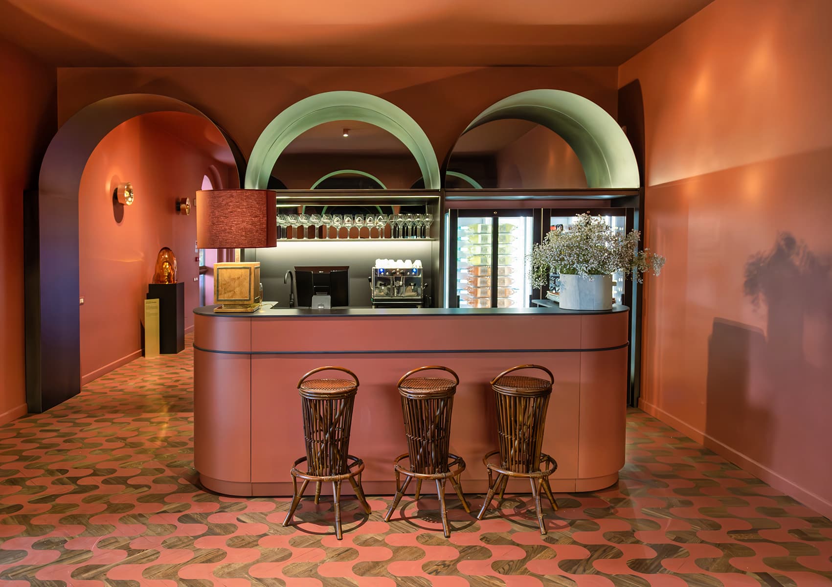 Динамичный интерьер итальянской винодельни — проект архитектурного бюро b-arch