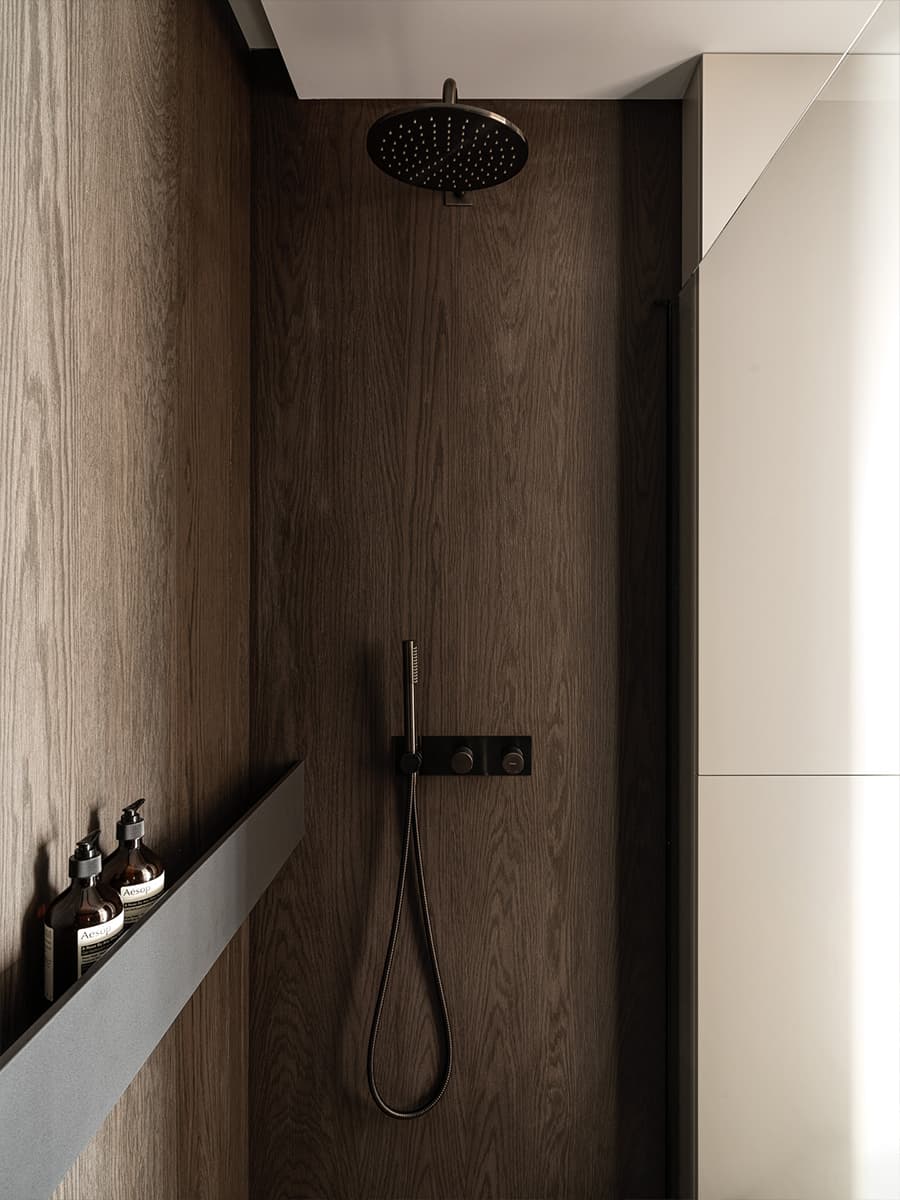 Жизнерадостный интерьер квартиры с многофункциональной гостиной — проект MEDIANA Interiors