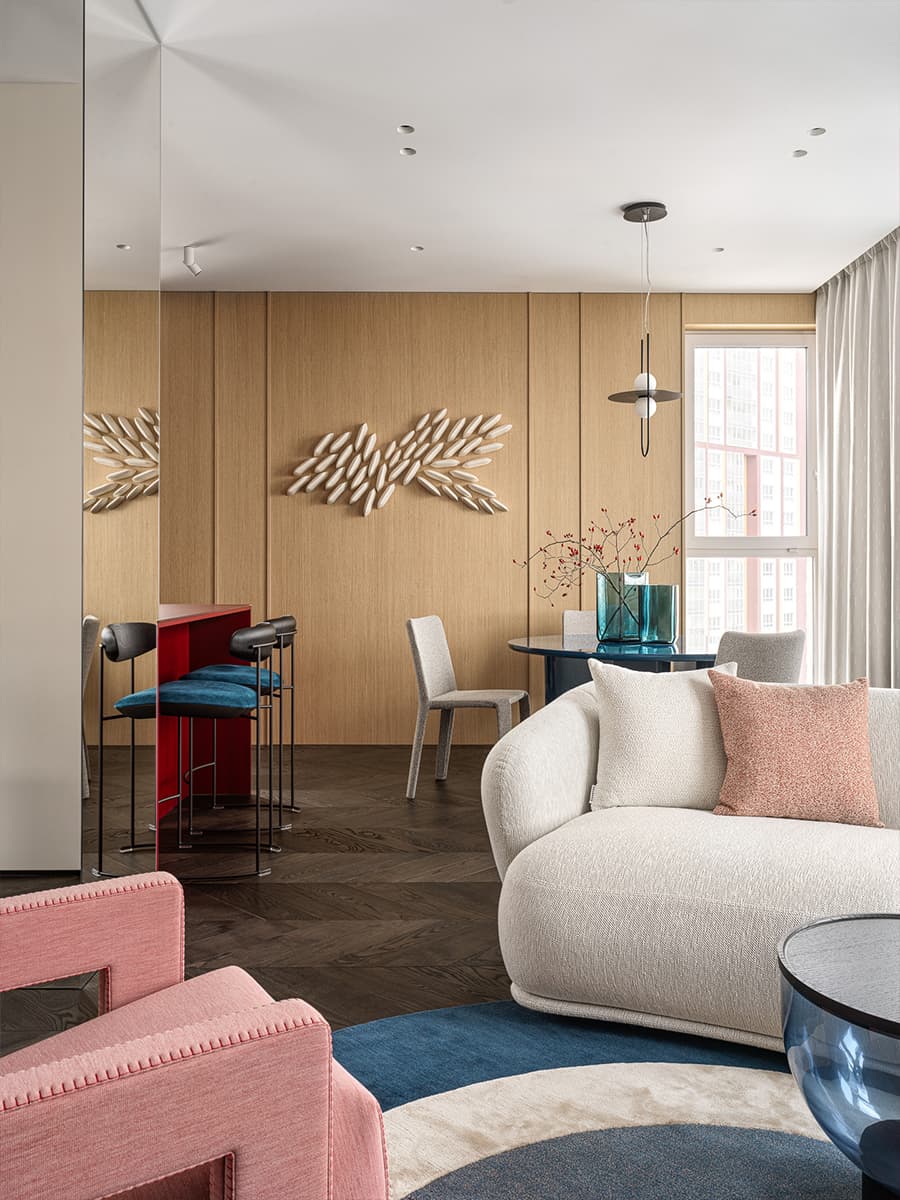 Жизнерадостный интерьер квартиры с многофункциональной гостиной — проект MEDIANA Interiors