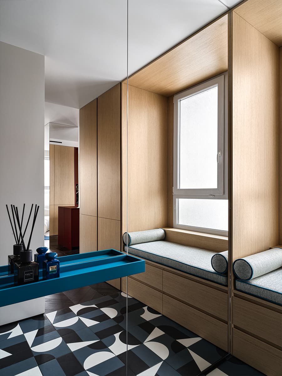 Жизнерадостный интерьер квартиры с многофункциональной гостиной — проект MEDIANA Interiors