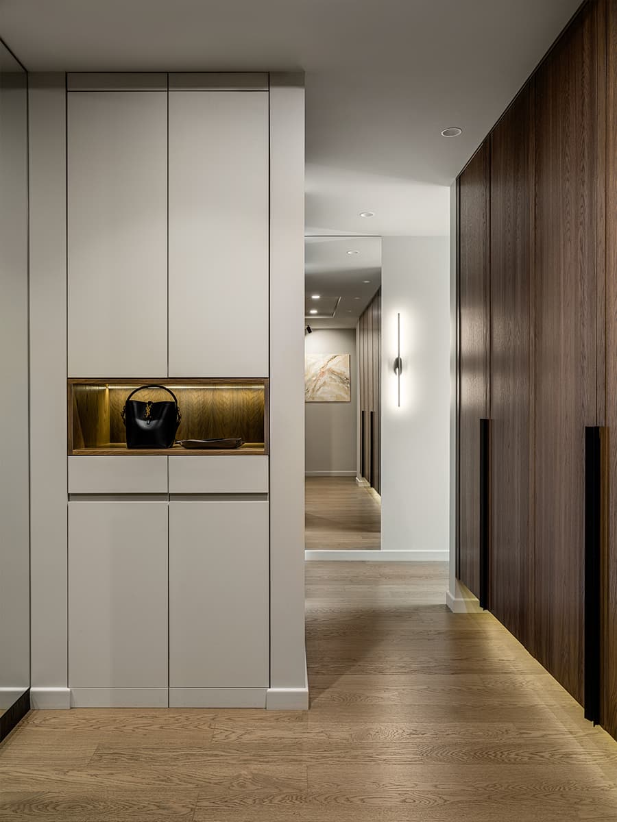 Дерево и авторская мебель в квартире для семьи спортсмена — проект Юлии Беляевой и Юлии Галкиной