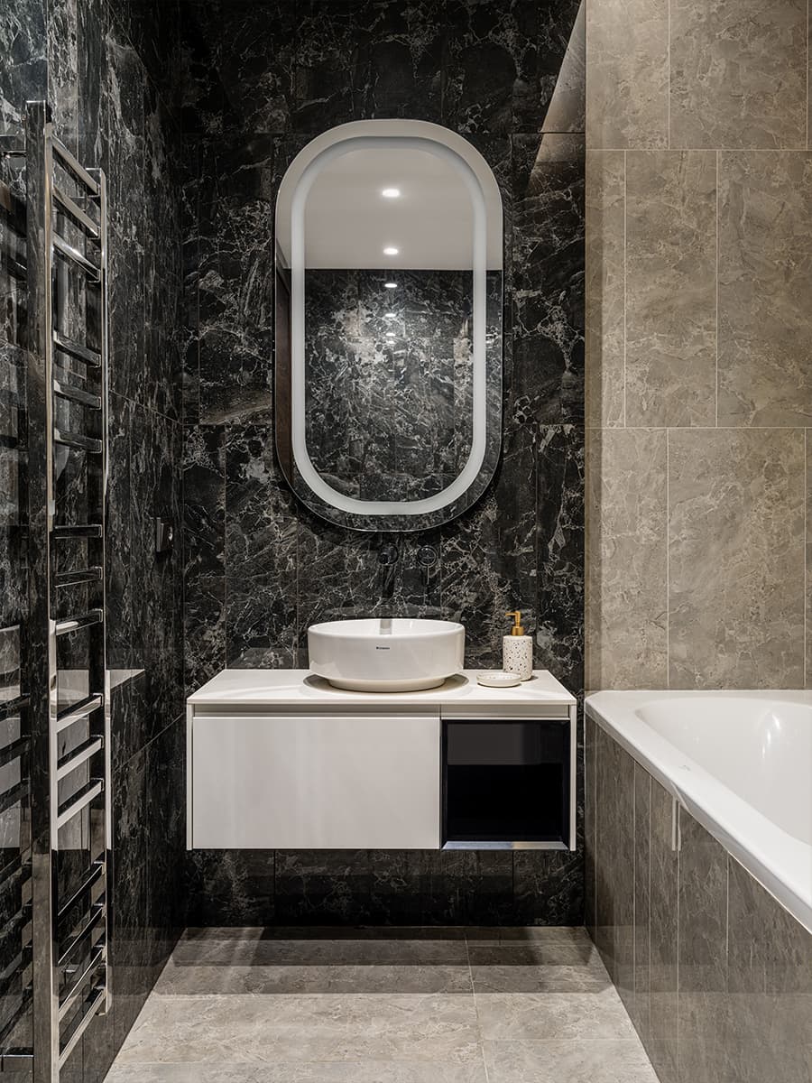 Дерево и авторская мебель в квартире для семьи спортсмена — проект Юлии Беляевой и Юлии Галкиной