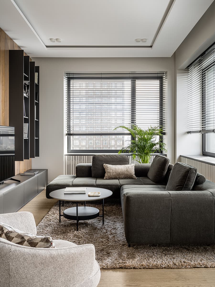 Дерево и авторская мебель в квартире для семьи спортсмена — проект Юлии Беляевой и Юлии Галкиной