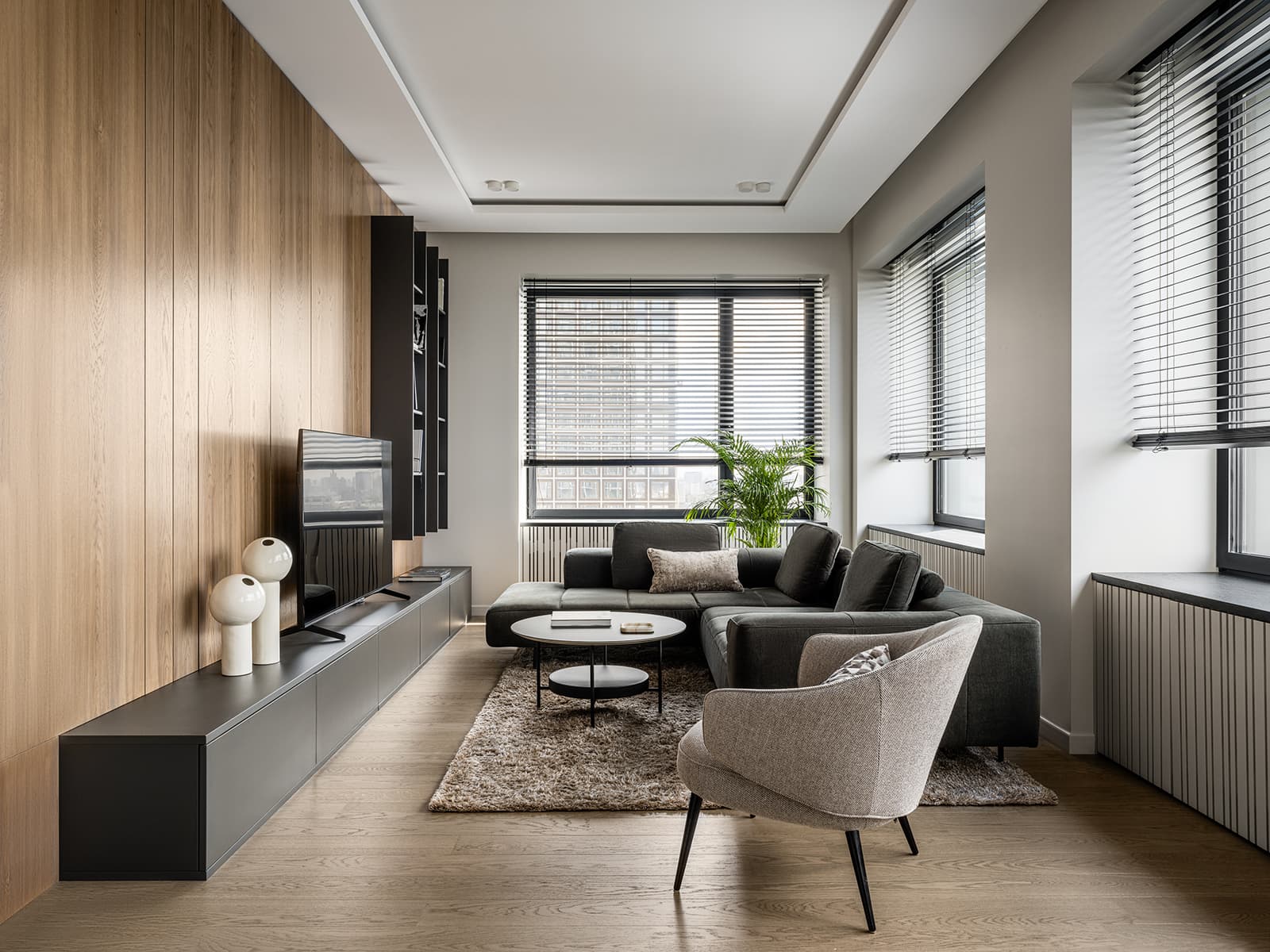 Дерево и авторская мебель в квартире для семьи спортсмена — проект Юлии Беляевой и Юлии Галкиной