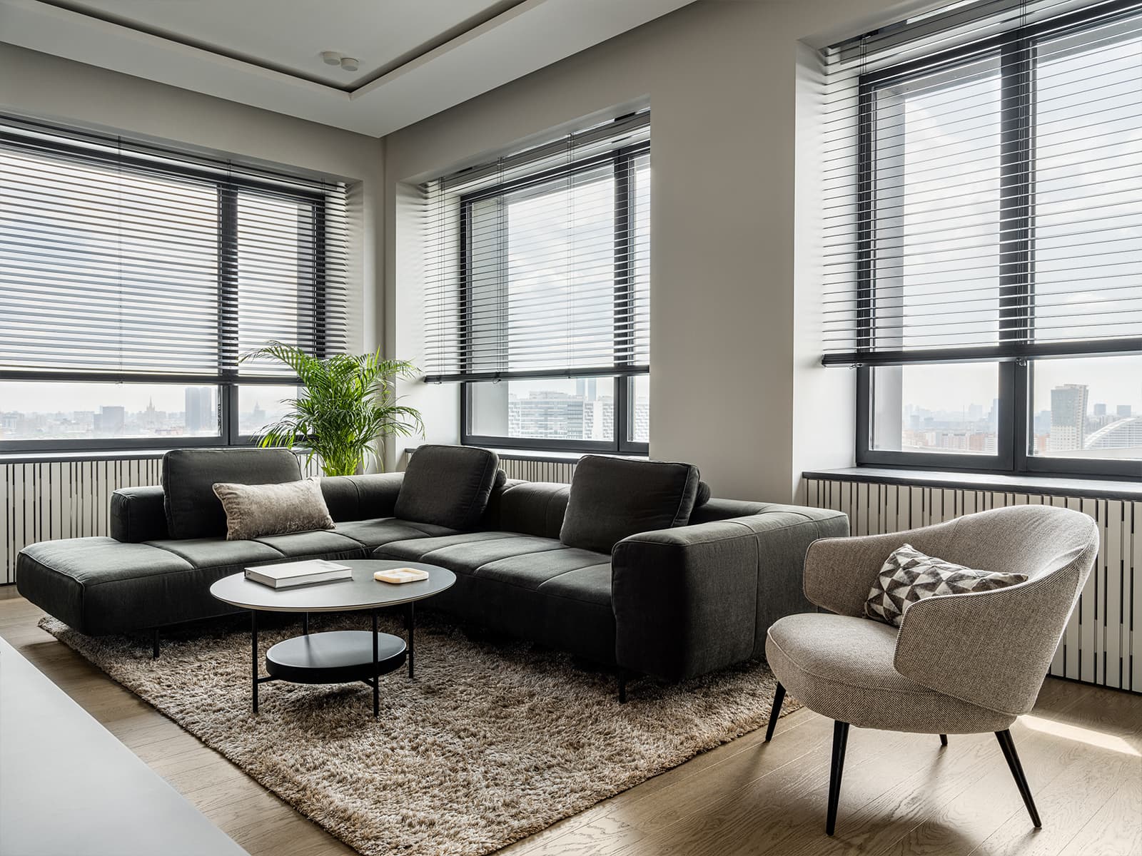 Дерево и авторская мебель в квартире для семьи спортсмена — проект Юлии Беляевой и Юлии Галкиной