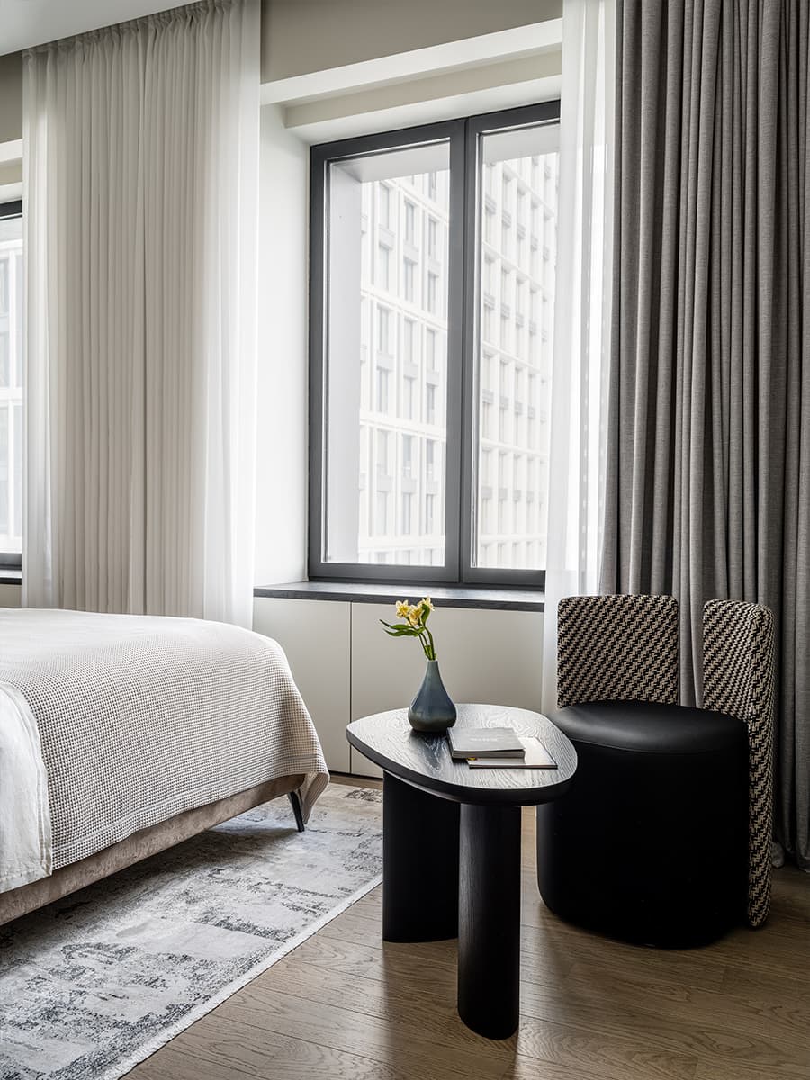 Дерево и авторская мебель в квартире для семьи спортсмена — проект Юлии Беляевой и Юлии Галкиной