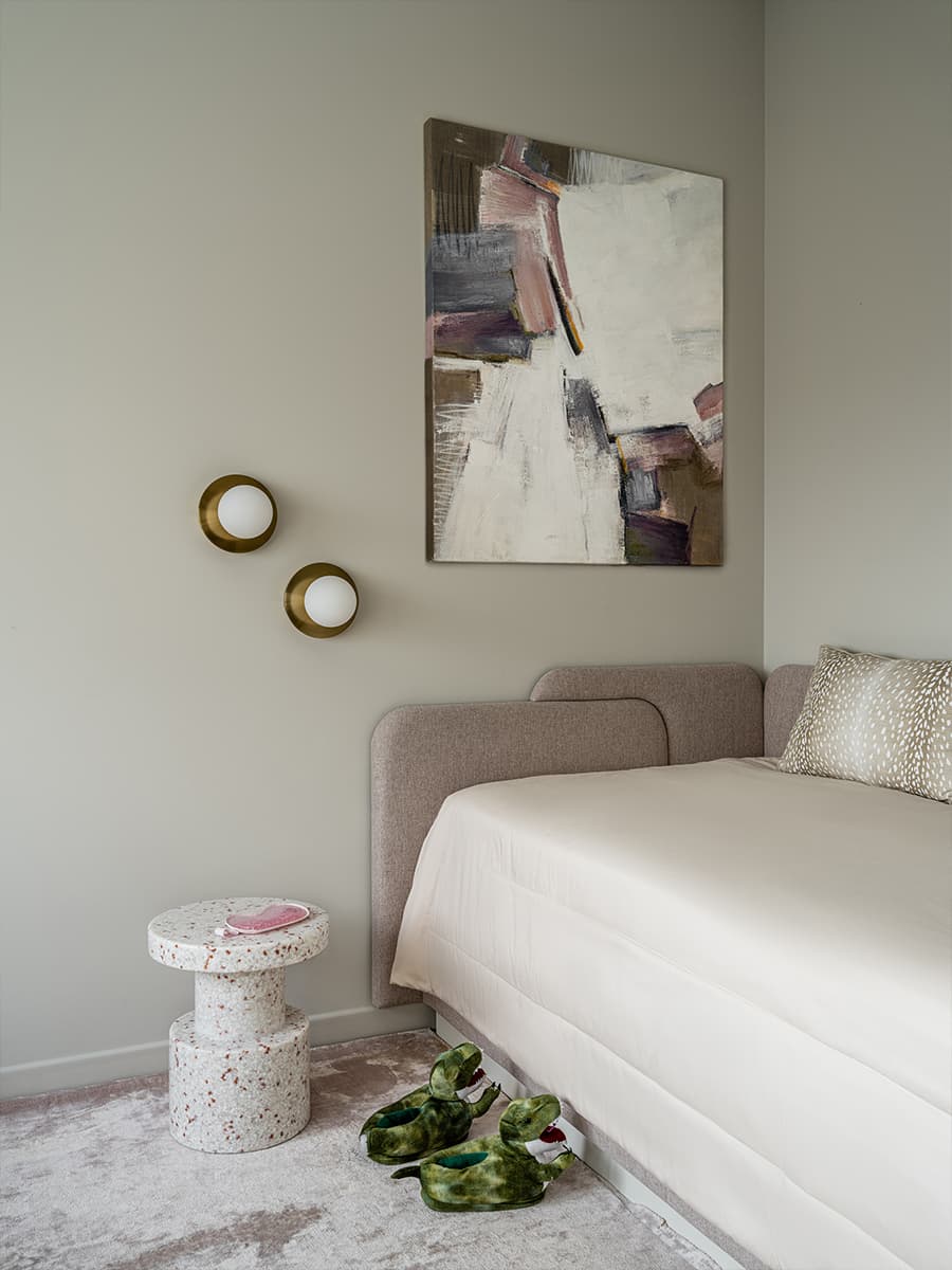 Дерево и авторская мебель в квартире для семьи спортсмена — проект Юлии Беляевой и Юлии Галкиной