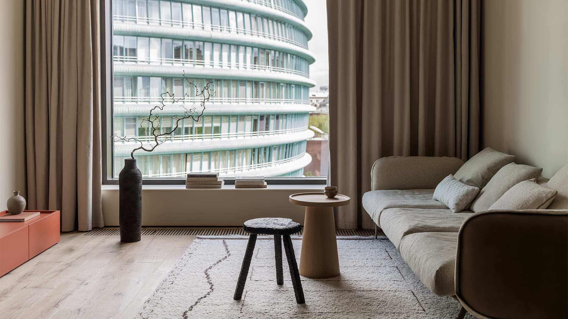 Акцентная темная кухня в интерьере семейной квартиры — проект дизайн-студии MOVE BUREAU