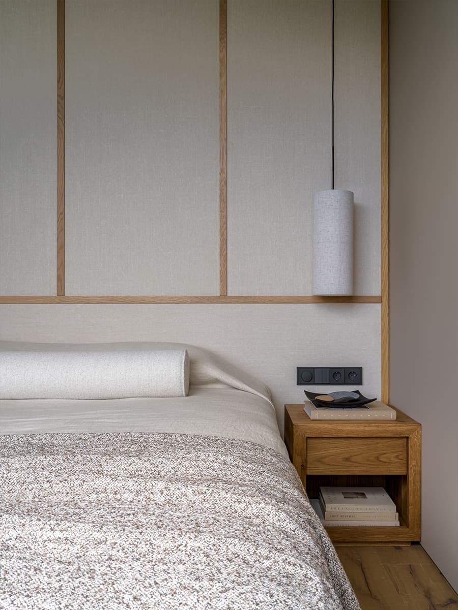 Акцентная темная кухня в интерьере семейной квартиры — проект дизайн-студии MOVE BUREAU