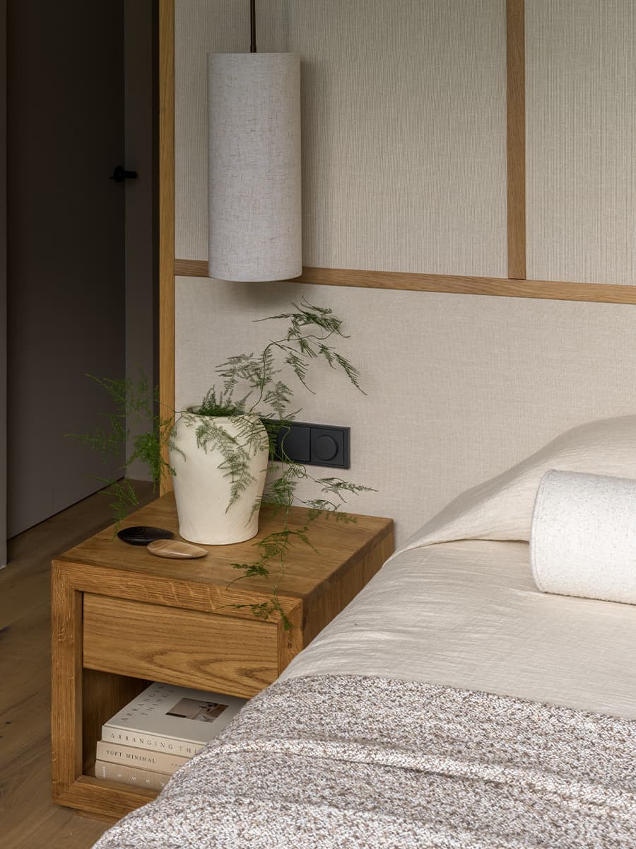 Акцентная темная кухня в интерьере семейной квартиры — проект дизайн-студии MOVE BUREAU