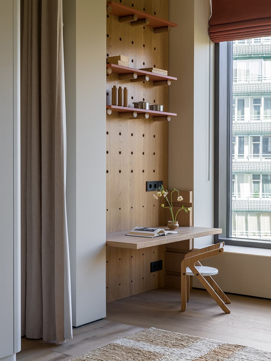 Акцентная темная кухня в интерьере семейной квартиры — проект дизайн-студии MOVE BUREAU