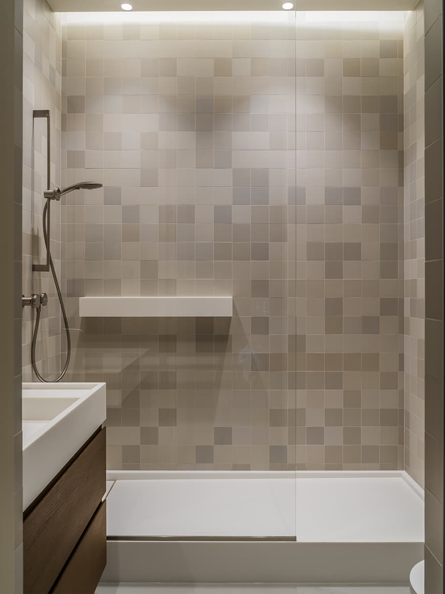 Акцентная темная кухня в интерьере семейной квартиры — проект дизайн-студии MOVE BUREAU