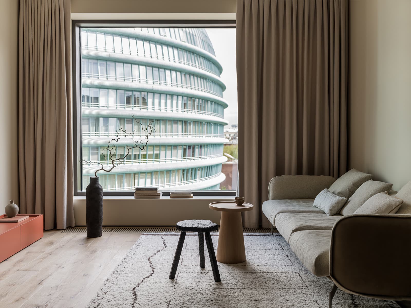 Акцентная темная кухня в интерьере семейной квартиры — проект дизайн-студии MOVE BUREAU