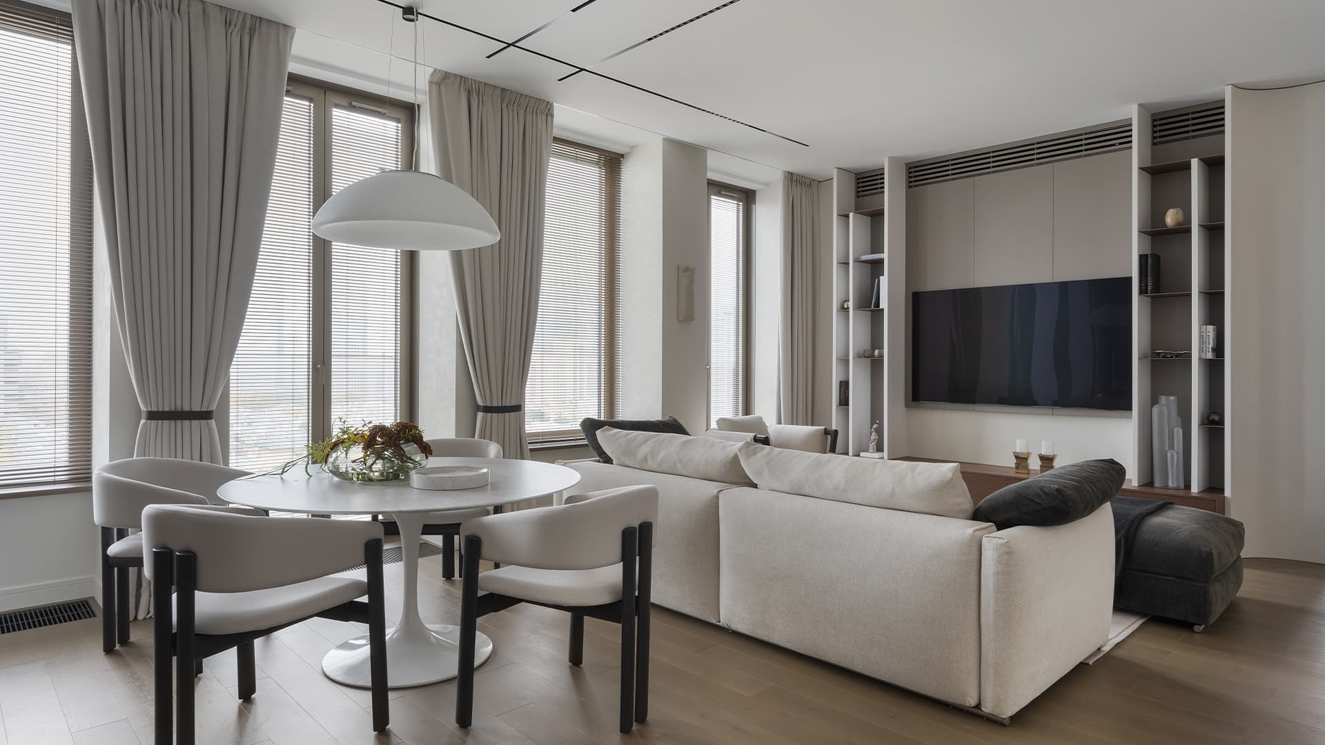 Современный интерьер квартиры с большими окнами — проект Виктории Вольвач