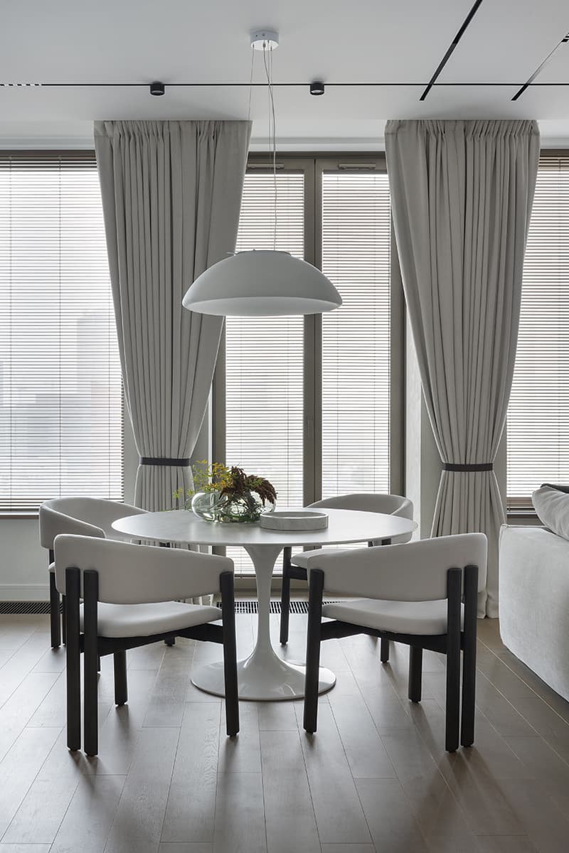 Современный интерьер квартиры с большими окнами — проект Виктории Вольвач