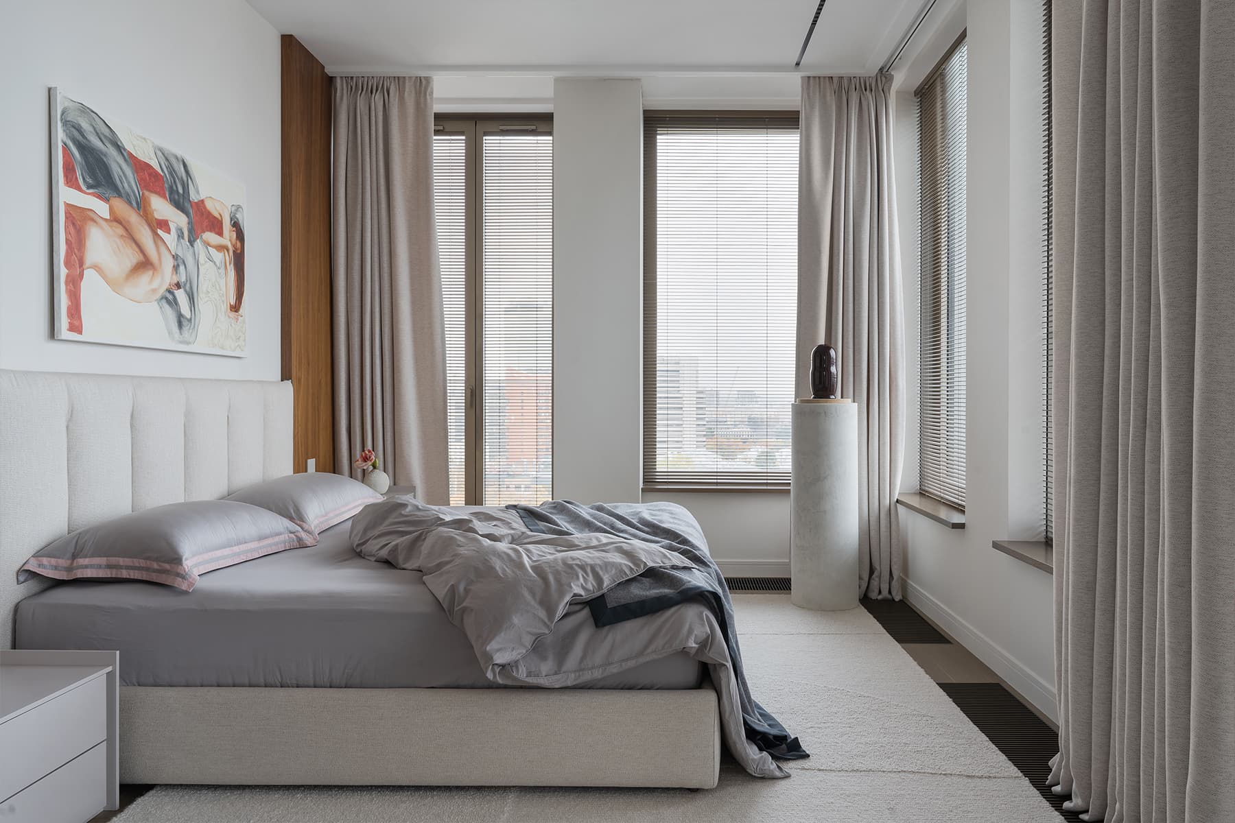 Современный интерьер квартиры с большими окнами — проект Виктории Вольвач