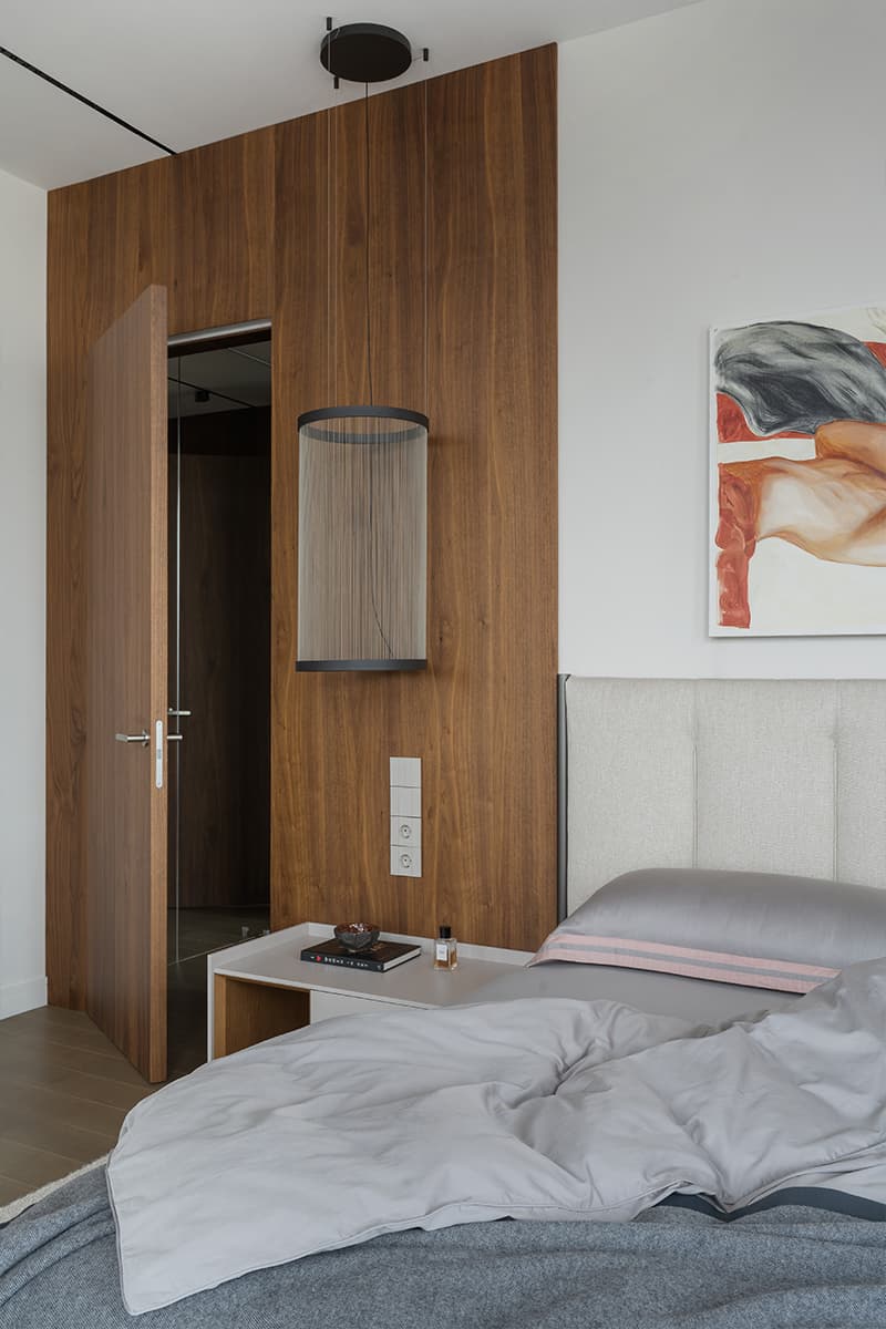 Современный интерьер квартиры с большими окнами — проект Виктории Вольвач