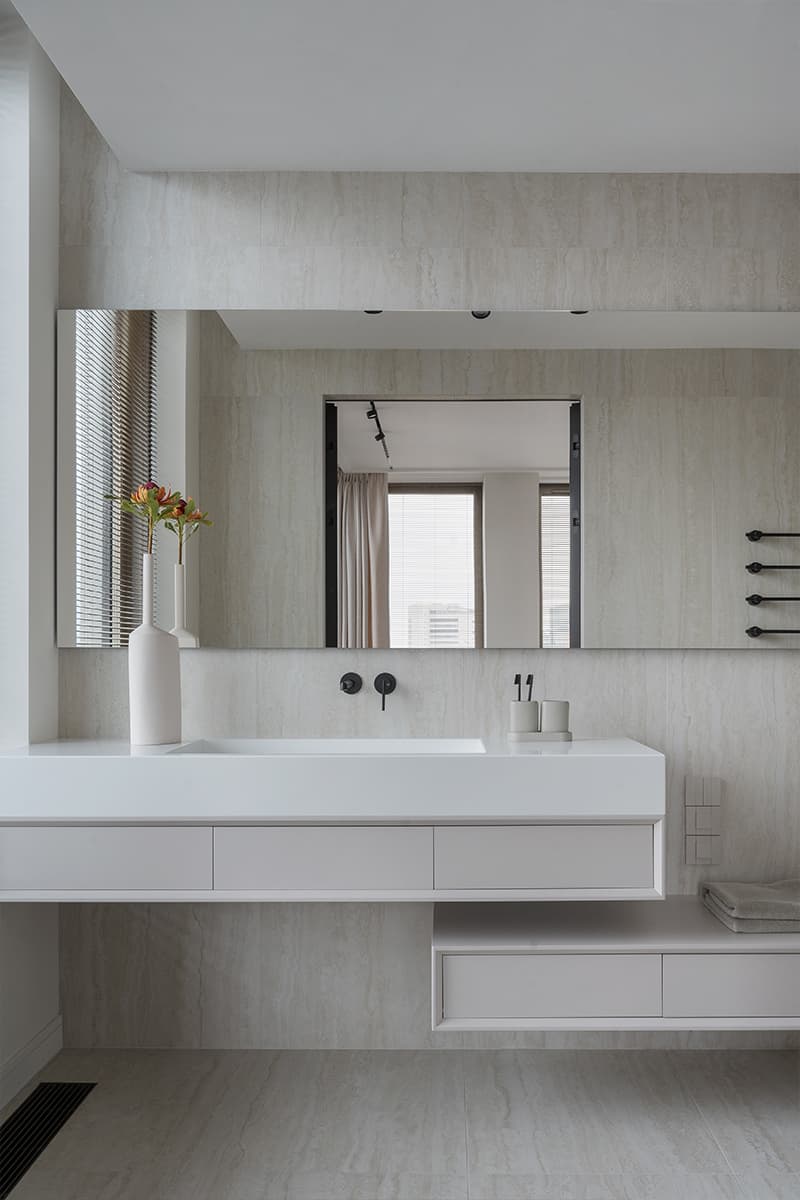 Современный интерьер квартиры с большими окнами — проект Виктории Вольвач