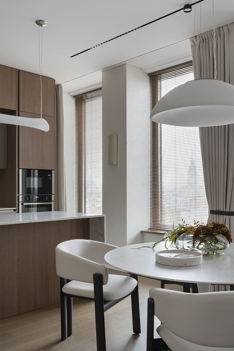 Современный интерьер квартиры с большими окнами — проект Виктории Вольвач