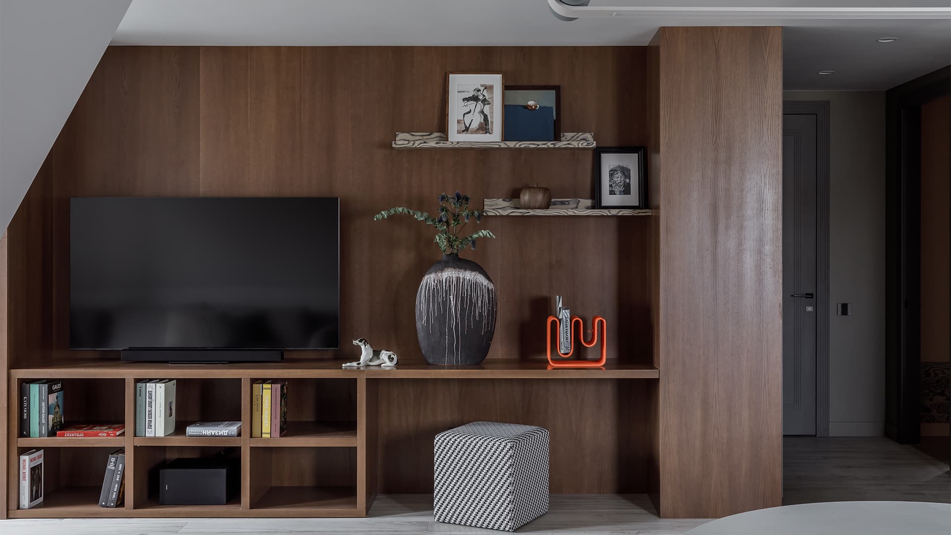 Теплые карамельные оттенки в интерьере квартиры в мансарде — проект бюро IB-design