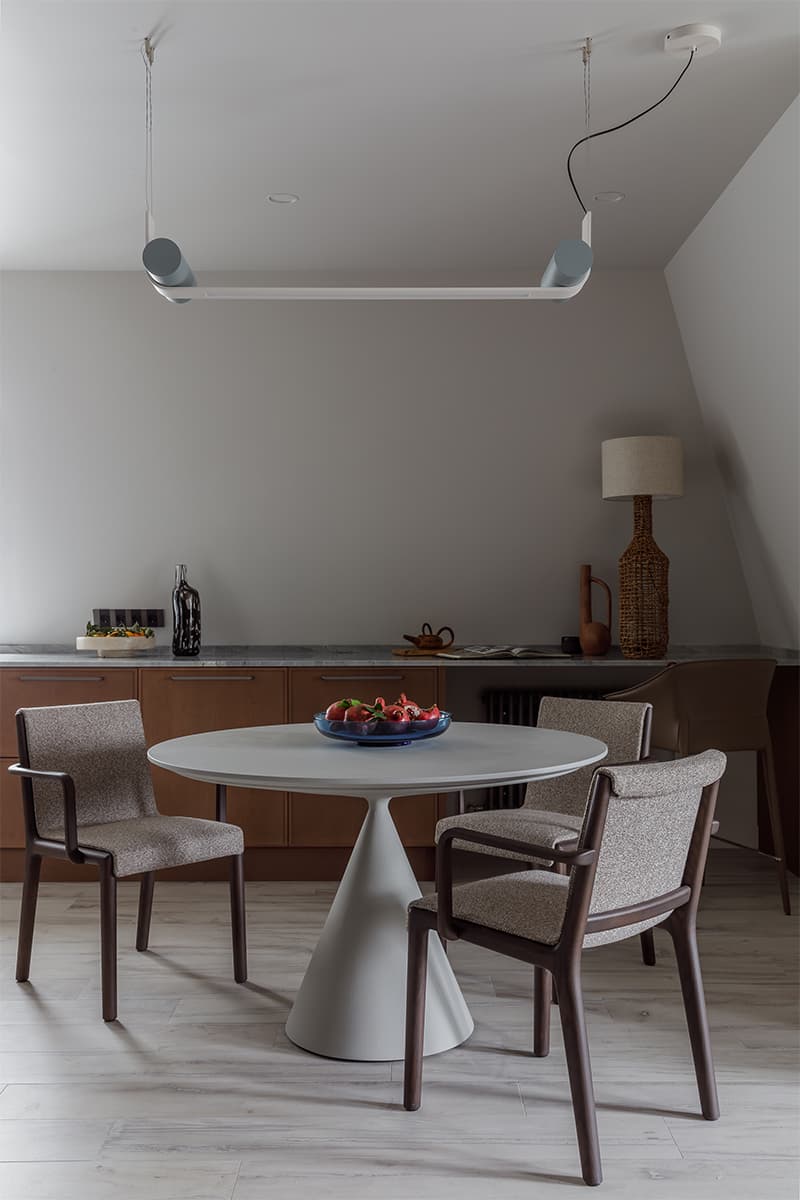 Теплые карамельные оттенки в интерьере квартиры в мансарде — проект бюро IB-design