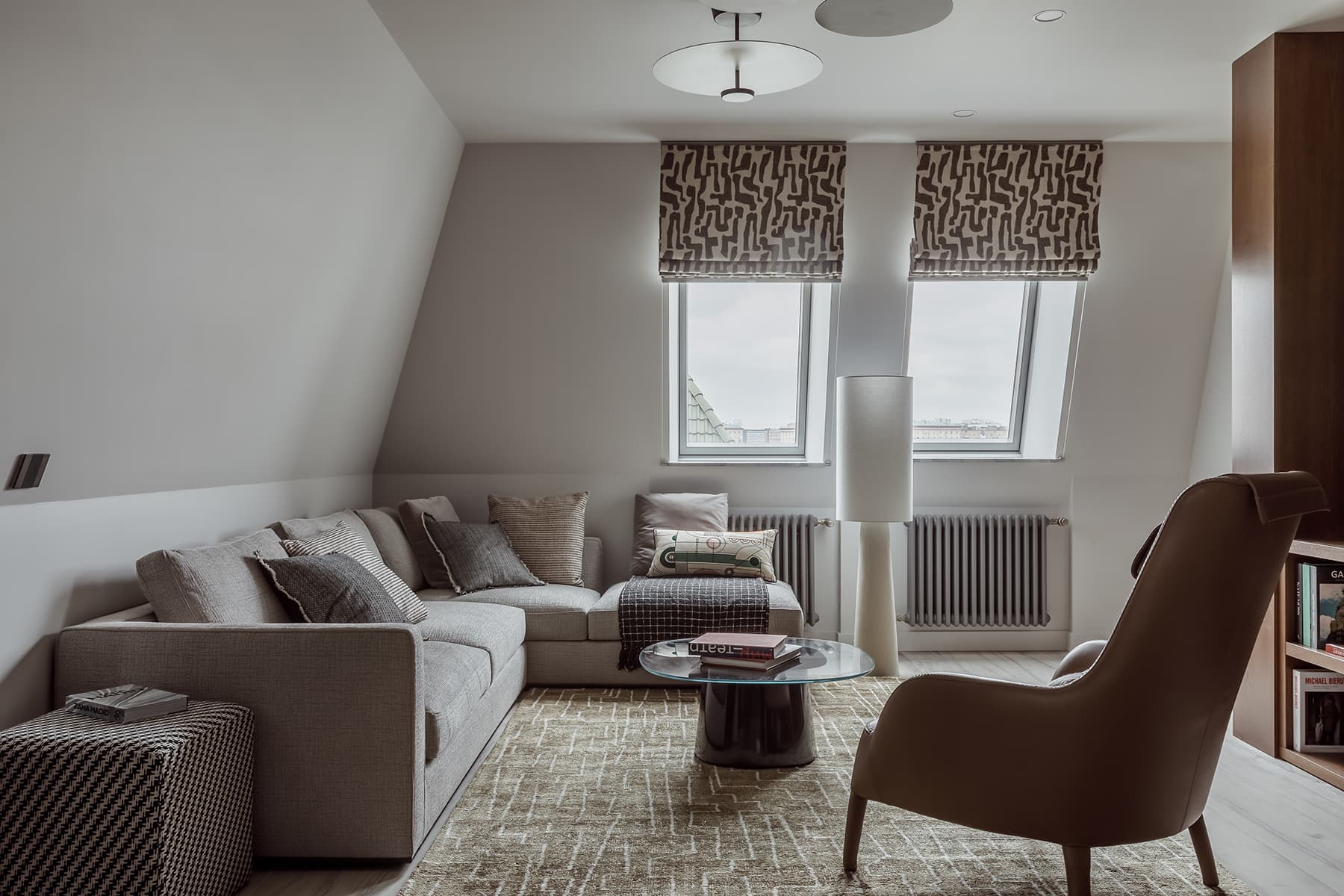 Теплые карамельные оттенки в интерьере квартиры в мансарде — проект бюро IB-design