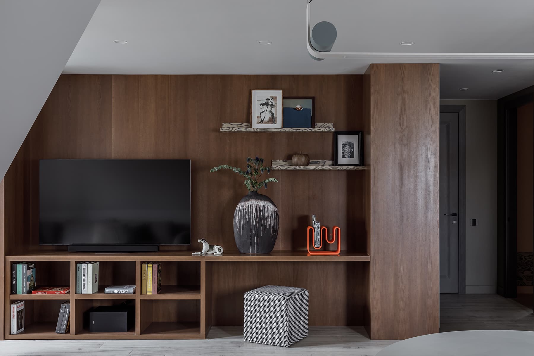 Теплые карамельные оттенки в интерьере квартиры в мансарде — проект бюро IB-design