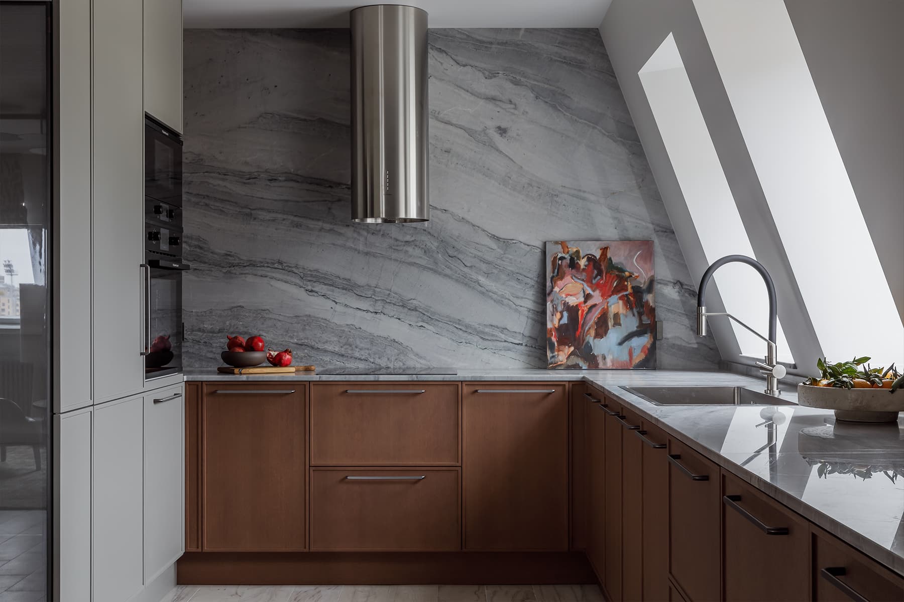 Теплые карамельные оттенки в интерьере квартиры в мансарде — проект бюро IB-design