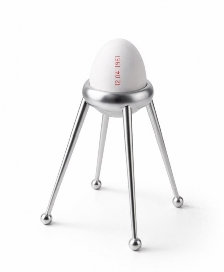 Рустам Усманов создал подставку для яйца в виде спутника