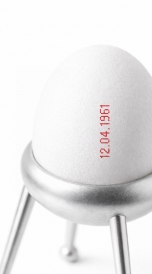 Рустам Усманов создал подставку для яйца в виде спутника