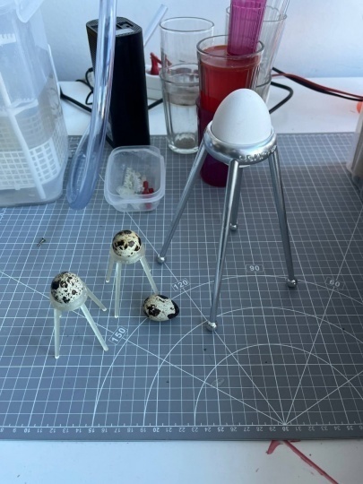 Рустам Усманов создал подставку для яйца в виде спутника