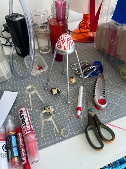 Рустам Усманов создал подставку для яйца в виде спутника