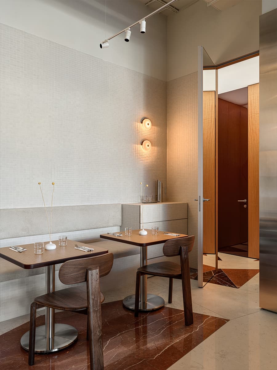 Нарядные светильники и мелкая плитка в интерьере бистро — проект Ксении Евстафьевой