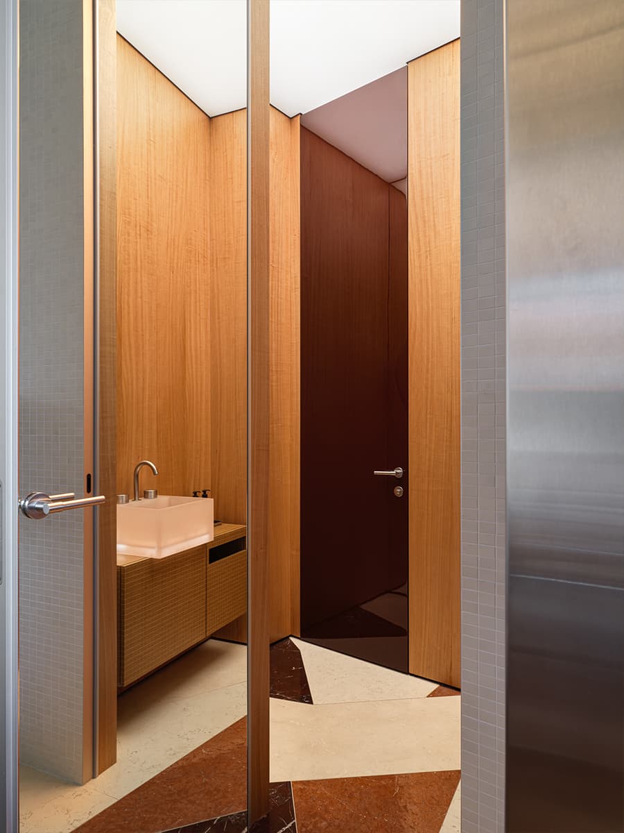 Нарядные светильники и мелкая плитка в интерьере бистро — проект Ксении Евстафьевой