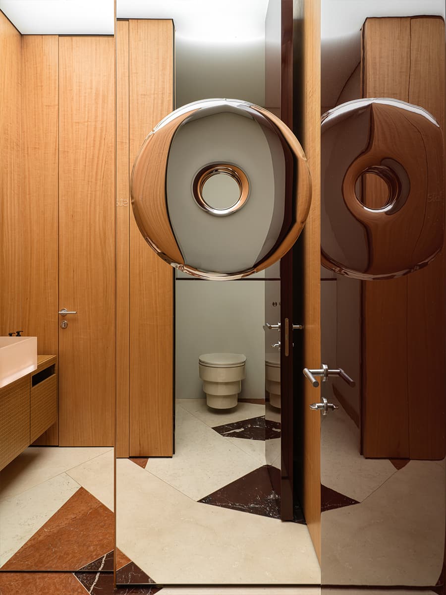 Нарядные светильники и мелкая плитка в интерьере бистро — проект Ксении Евстафьевой