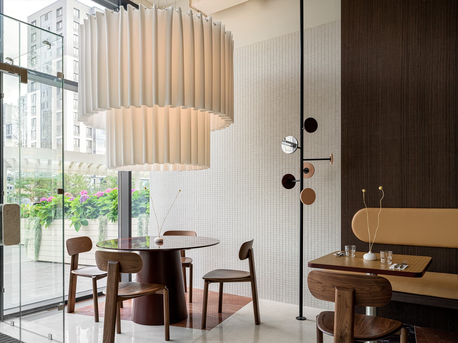 Нарядные светильники и мелкая плитка в интерьере бистро — проект Ксении Евстафьевой