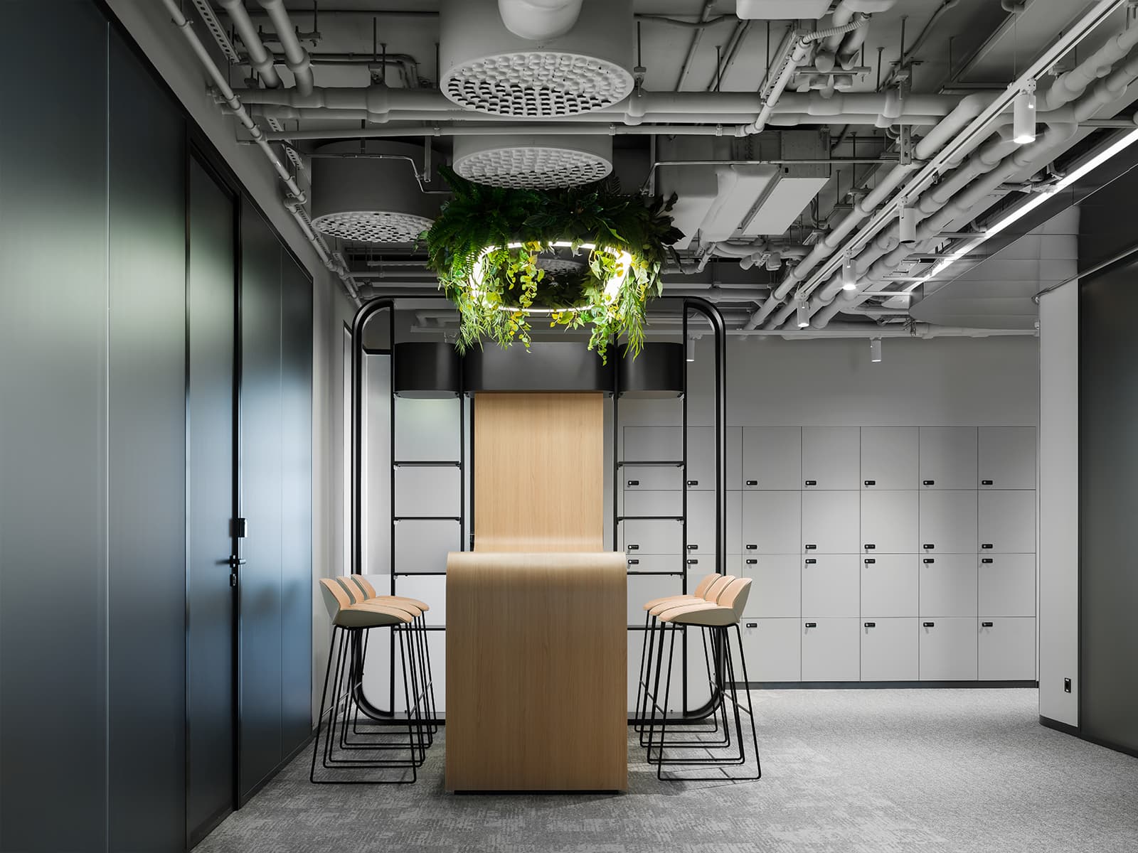 Образ ядра галактики в интерьере технологичного офиса — проект IND Studio