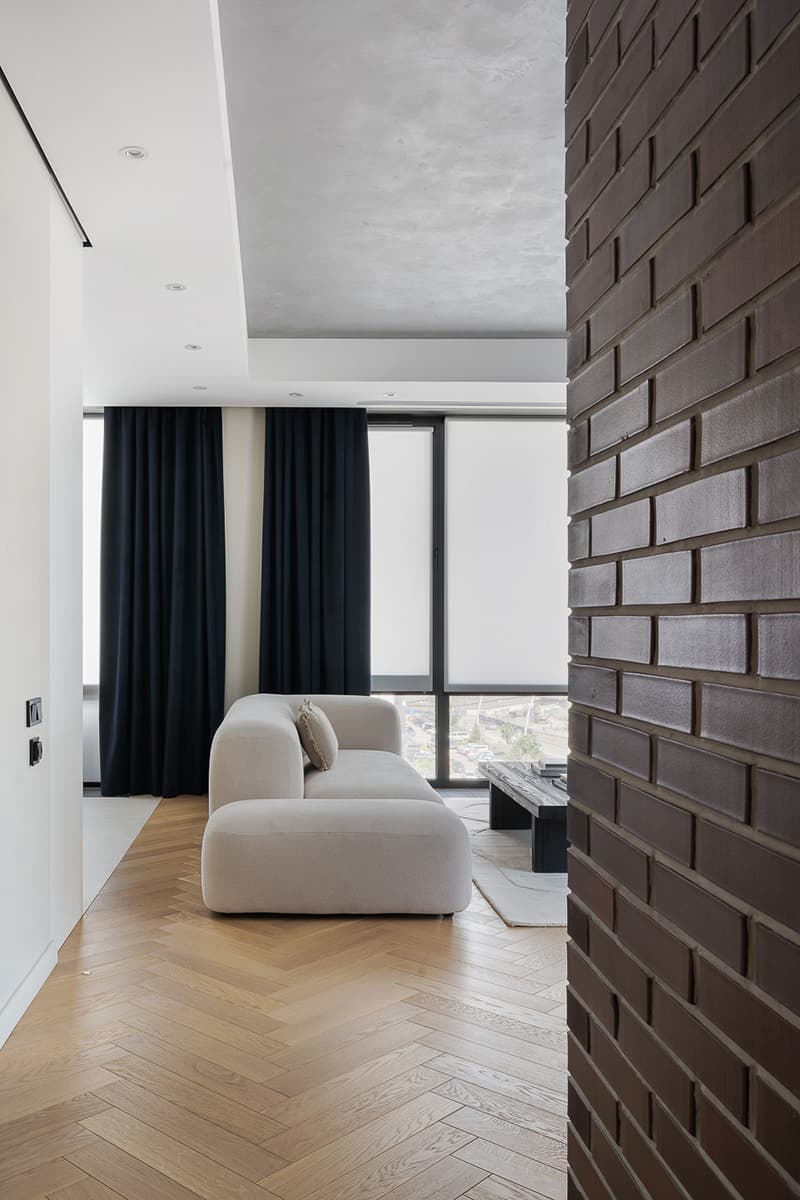 Акцентная кирпичная стена в интерьере «галерейной» квартиры — проект Дины Вафиной
