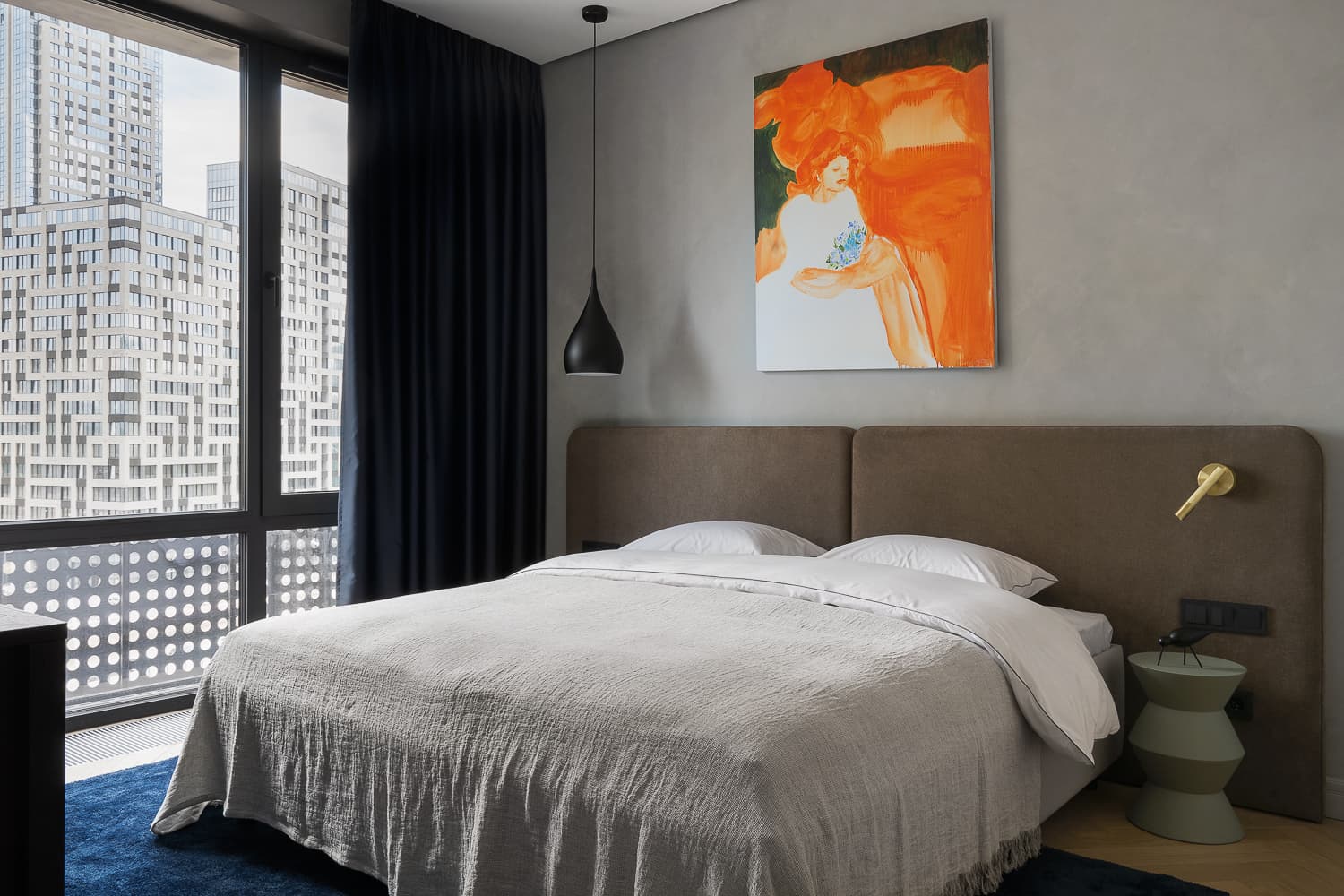 Акцентная кирпичная стена в интерьере «галерейной» квартиры — проект Дины Вафиной