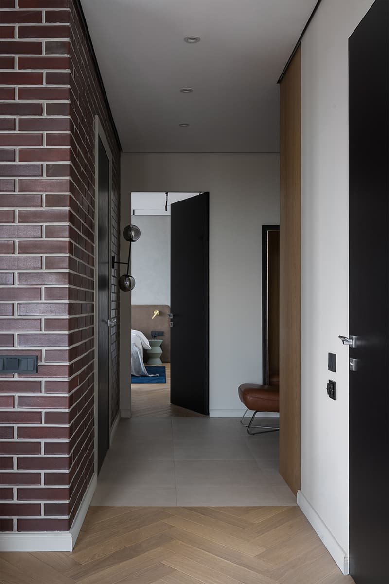 Акцентная кирпичная стена в интерьере «галерейной» квартиры — проект Дины Вафиной