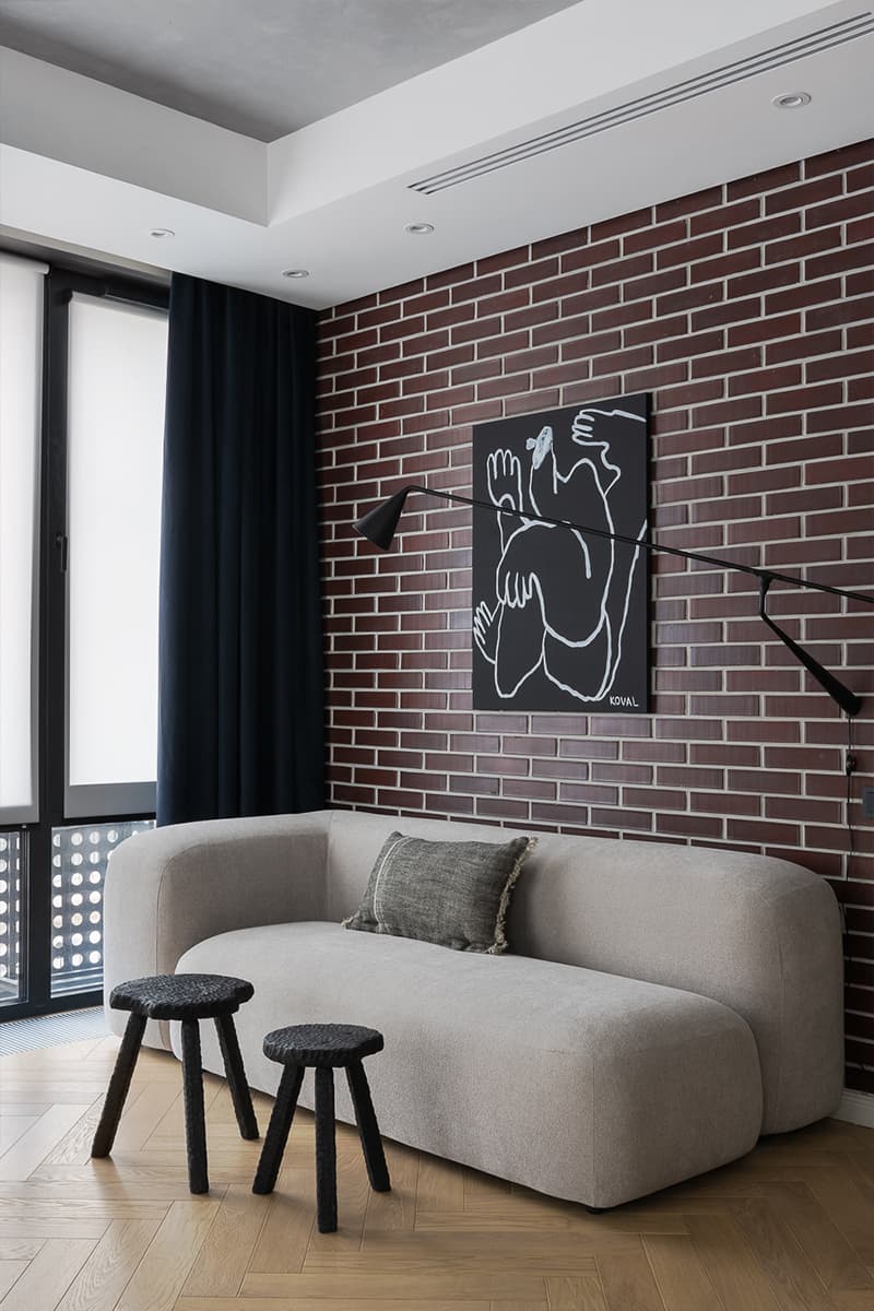 Акцентная кирпичная стена в интерьере «галерейной» квартиры — проект Дины Вафиной