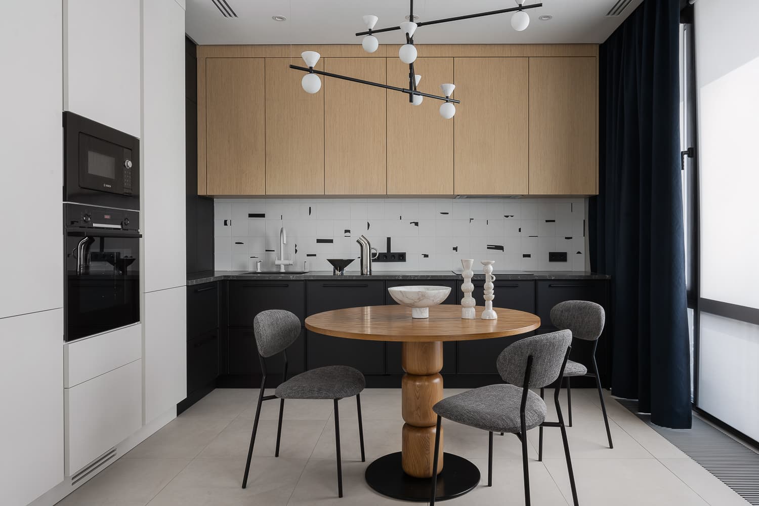 Акцентная кирпичная стена в интерьере «галерейной» квартиры — проект Дины Вафиной