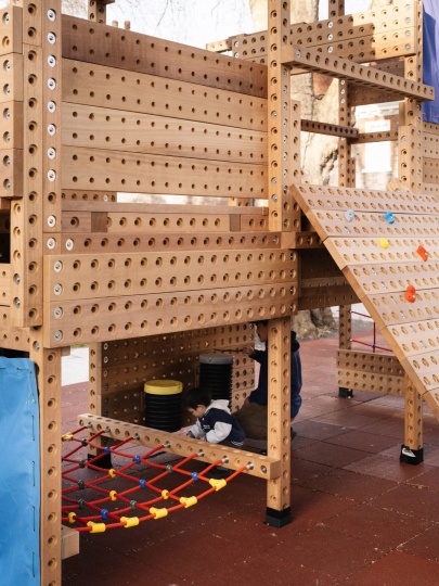 Playrise и OMMX спроектировали модульную детскую площадку