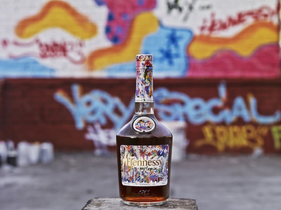 Нью-йоркский стрит-арт художник расписал бутылку Hennessy