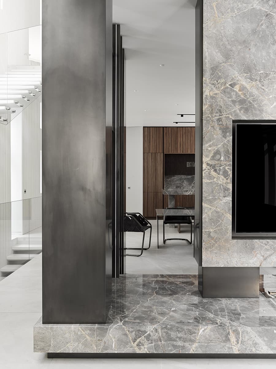 Строгость стали и стекла в интерьере загородного дома — проект студии VFORM