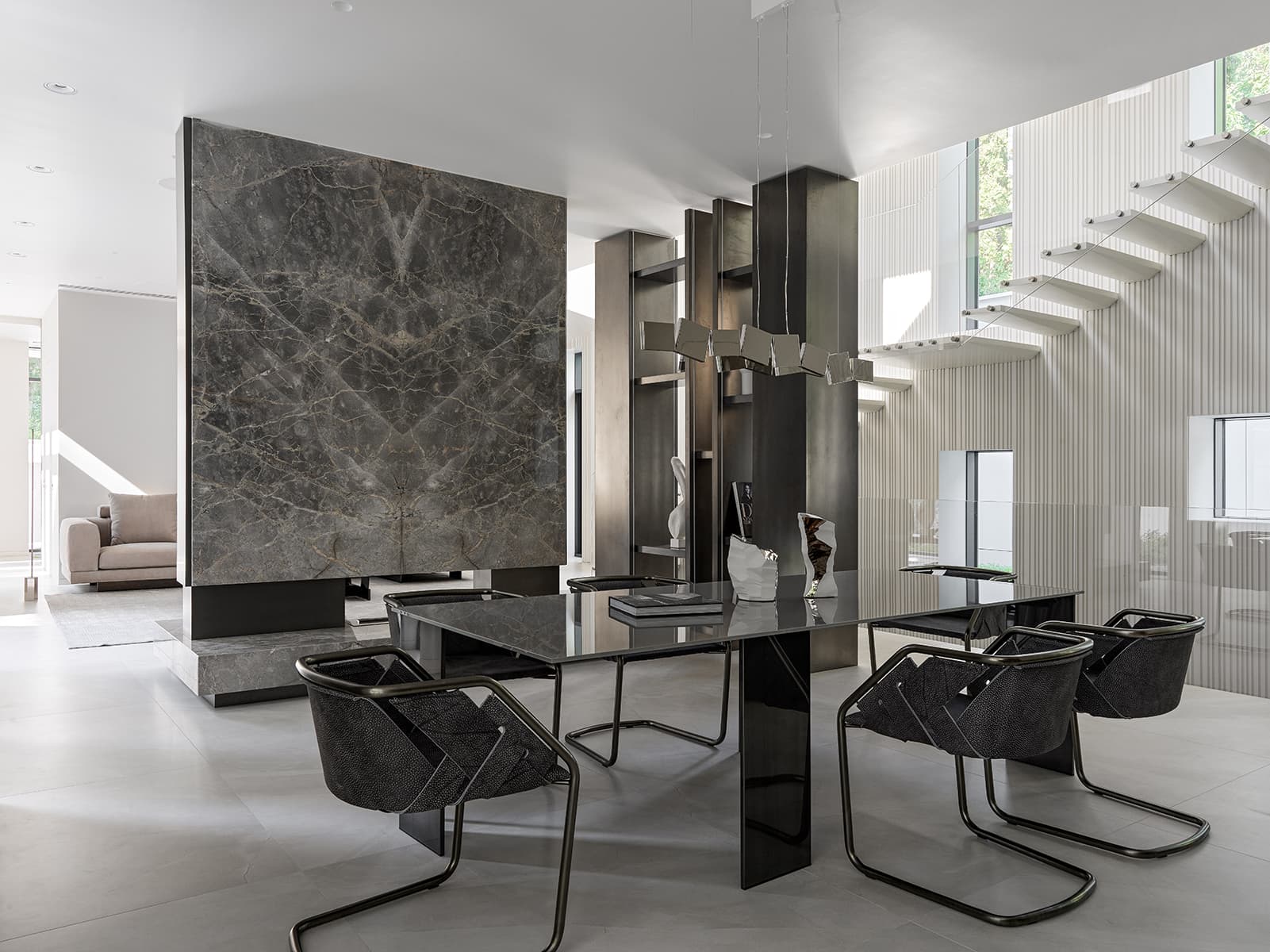 Строгость стали и стекла в интерьере загородного дома — проект студии VFORM