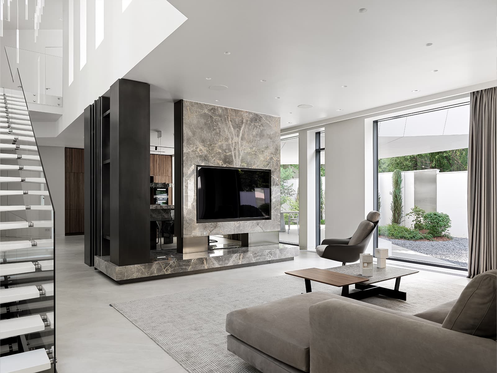 Строгость стали и стекла в интерьере загородного дома — проект студии VFORM